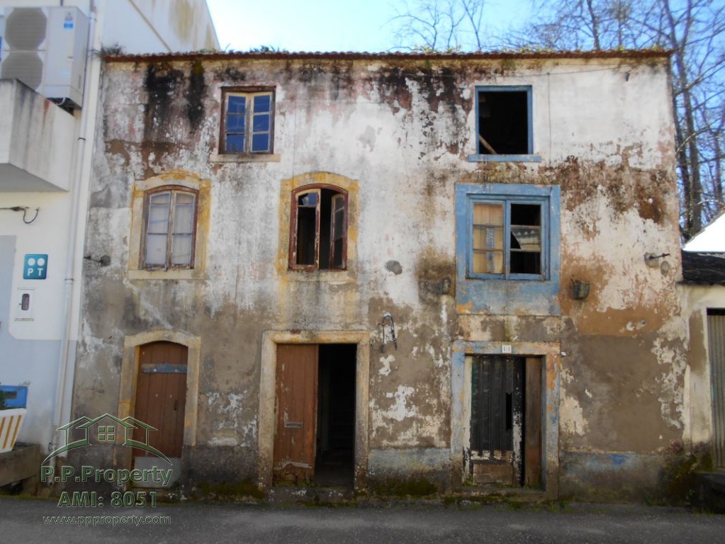 Two attached houses to renovate in the Figueira da Foz region
