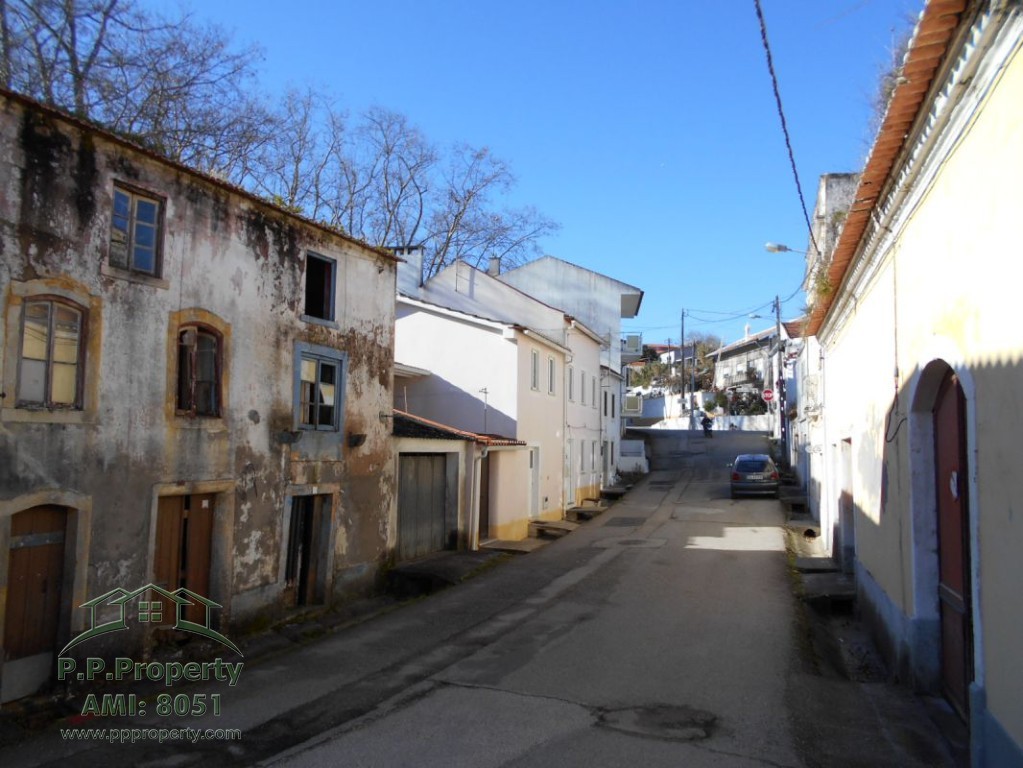 Two attached houses to renovate in the Figueira da Foz region