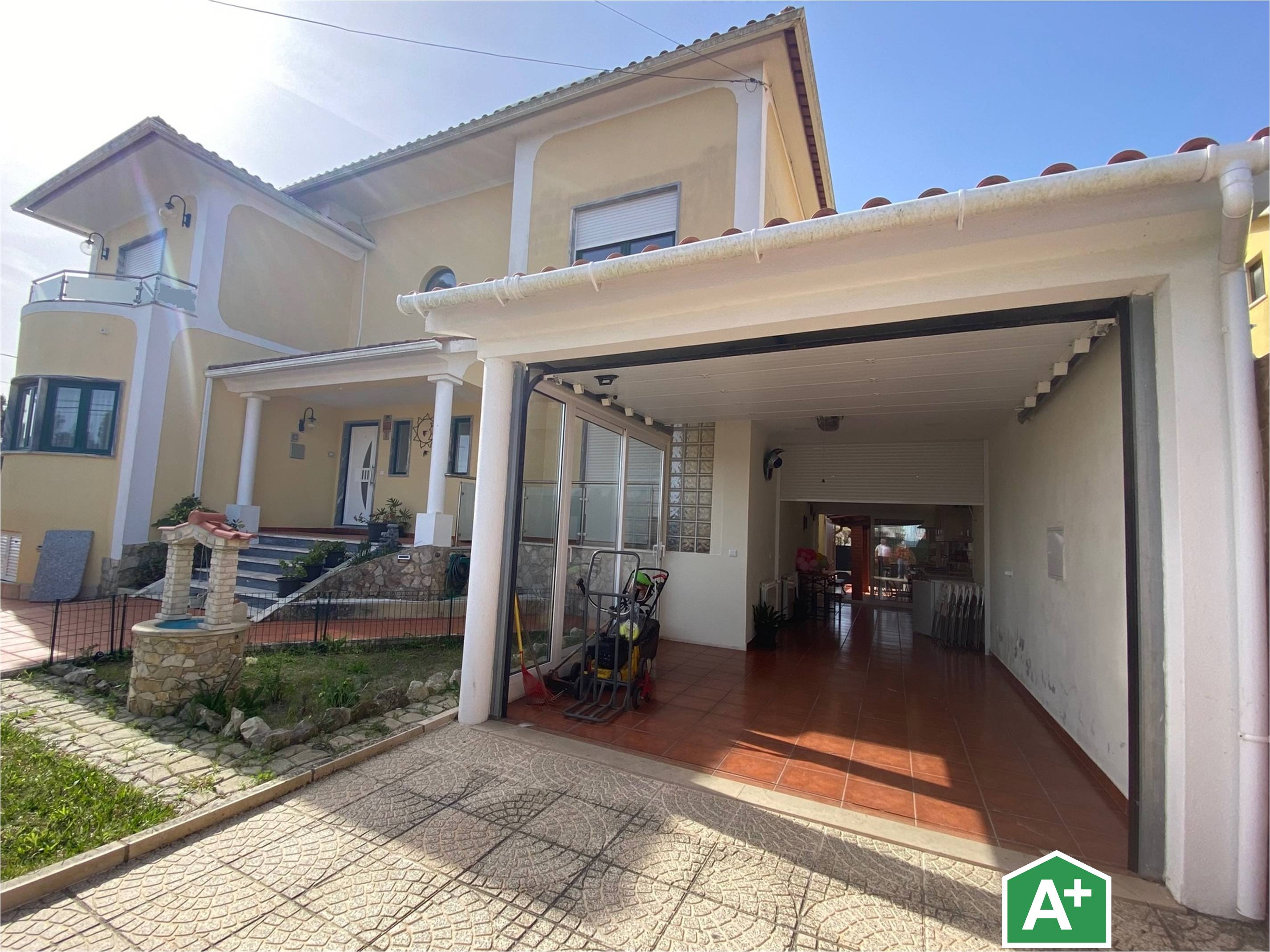 Main Photo of a 4 bedroom  Villa for sale