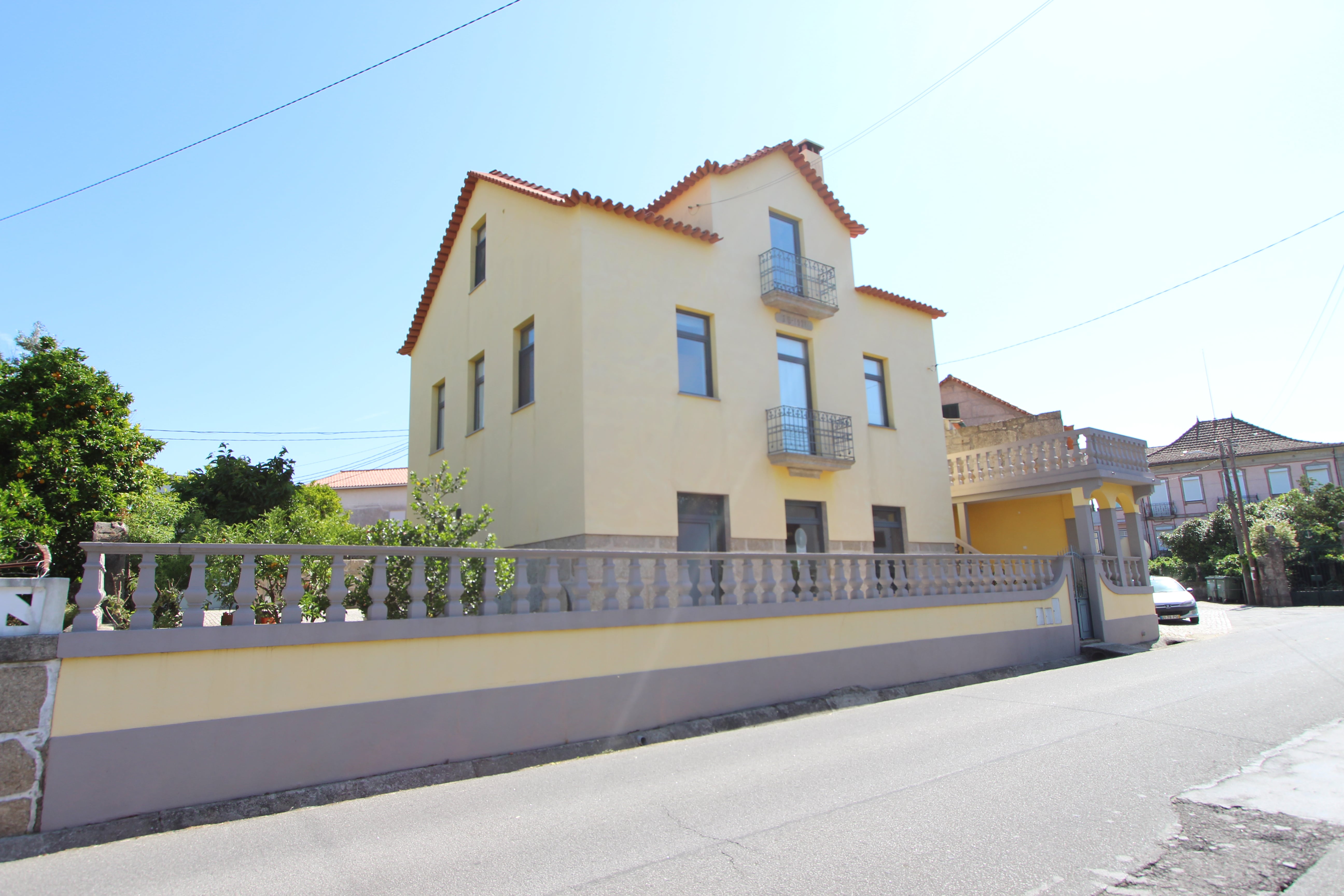 Main Photo of a 4 bedroom  House for sale